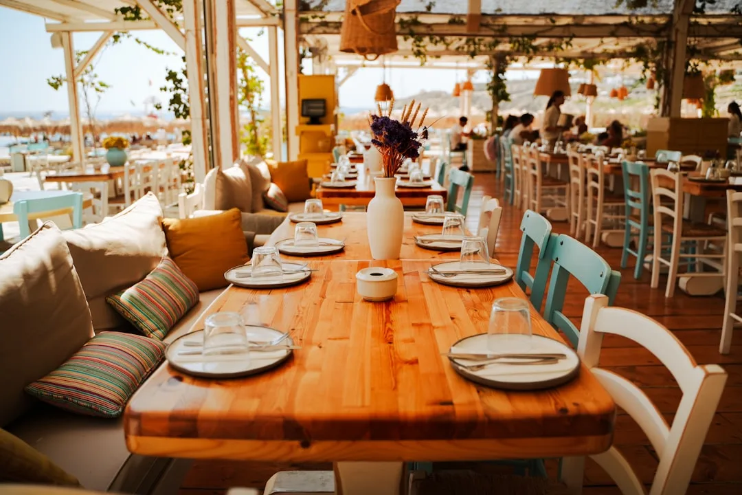 Restoran uz more spreman za goste - ugostiteljstvo u sezoni